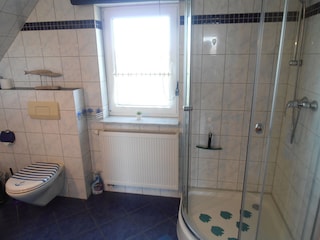 Bad mit Toilette und Dusche