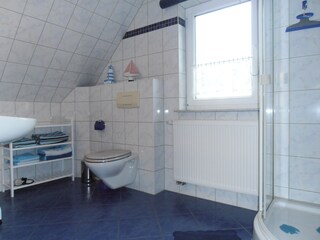 Bad mit Toilette und Dusche