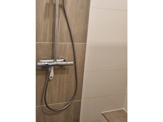 Dusche mit Sitzbank
