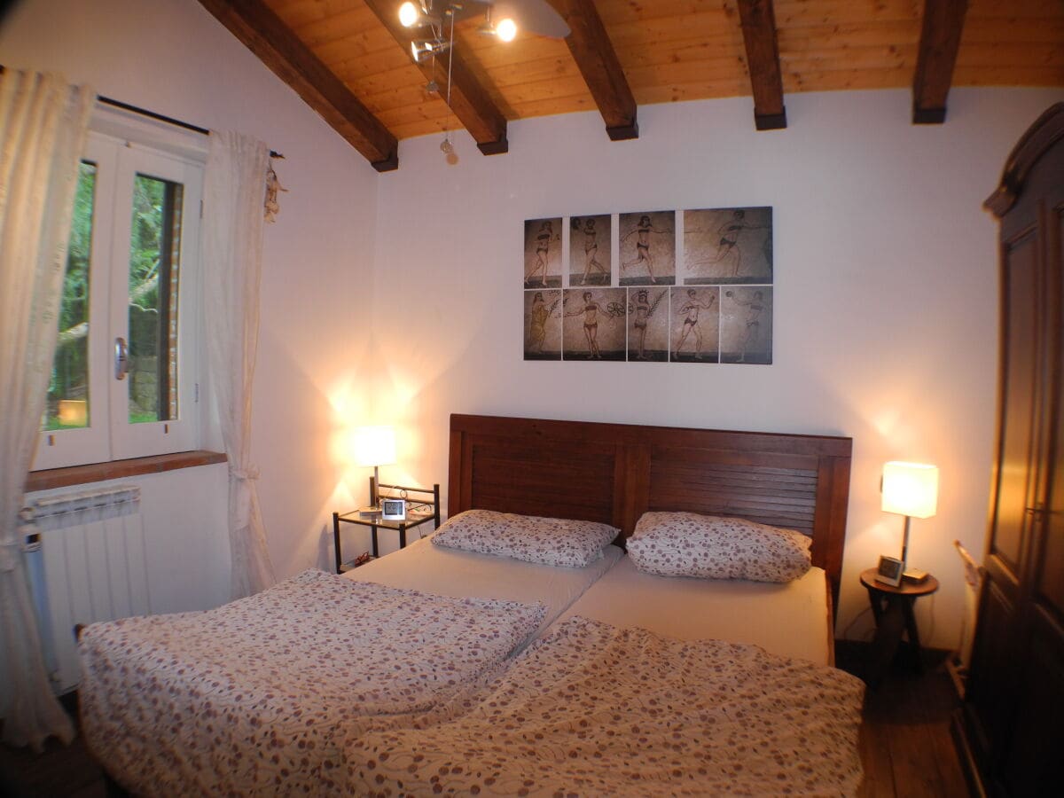 Schlafzimmer 1