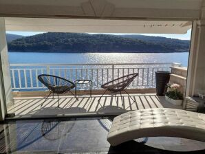 Apartment OM - One Bedroom Apartment with Balcony and Sea view