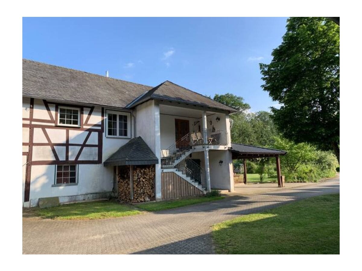 Access and carport to the apartment