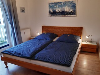 Schlafzimmer mit bequemen Doppelbett