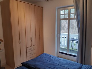Schlafzimmer mit Balkon zum Stadtwald