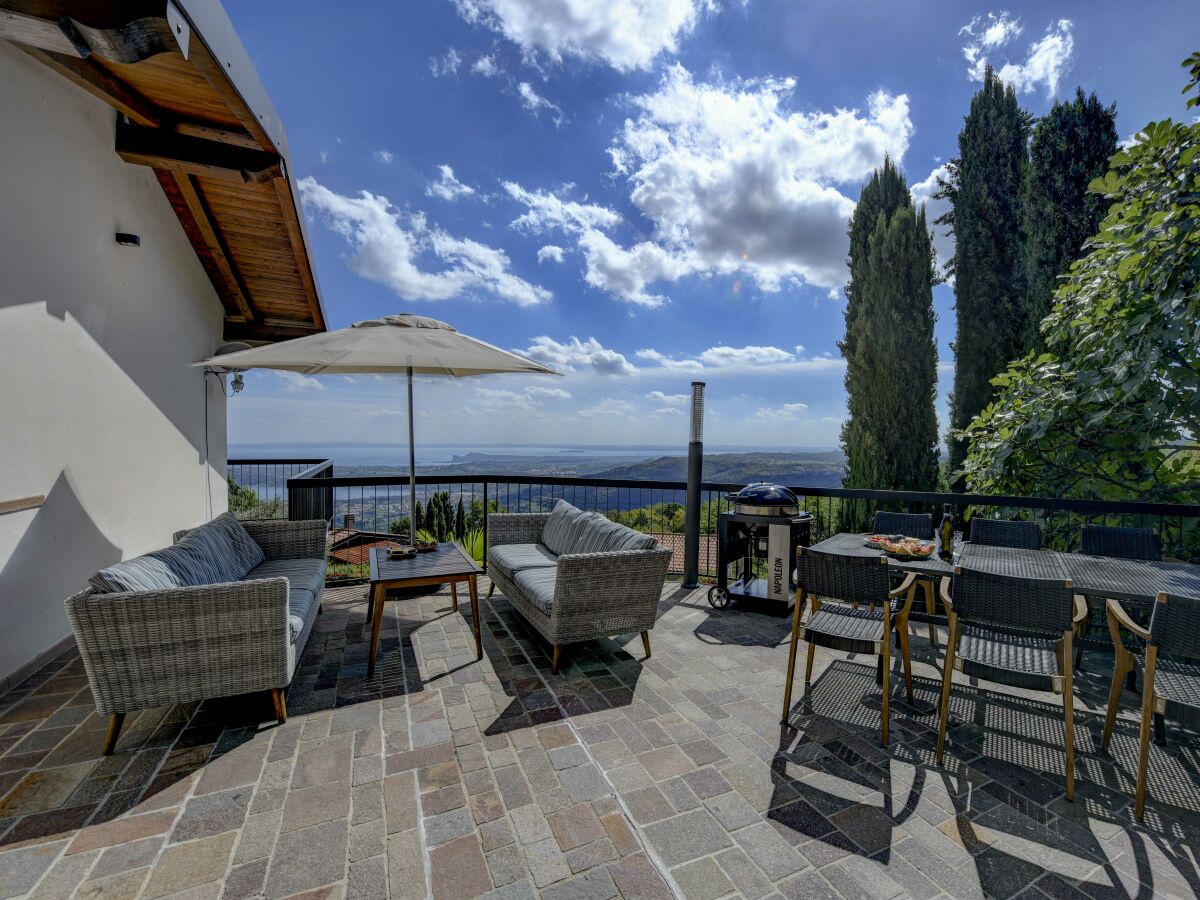 Terrasse mit Blick über den Gardasee