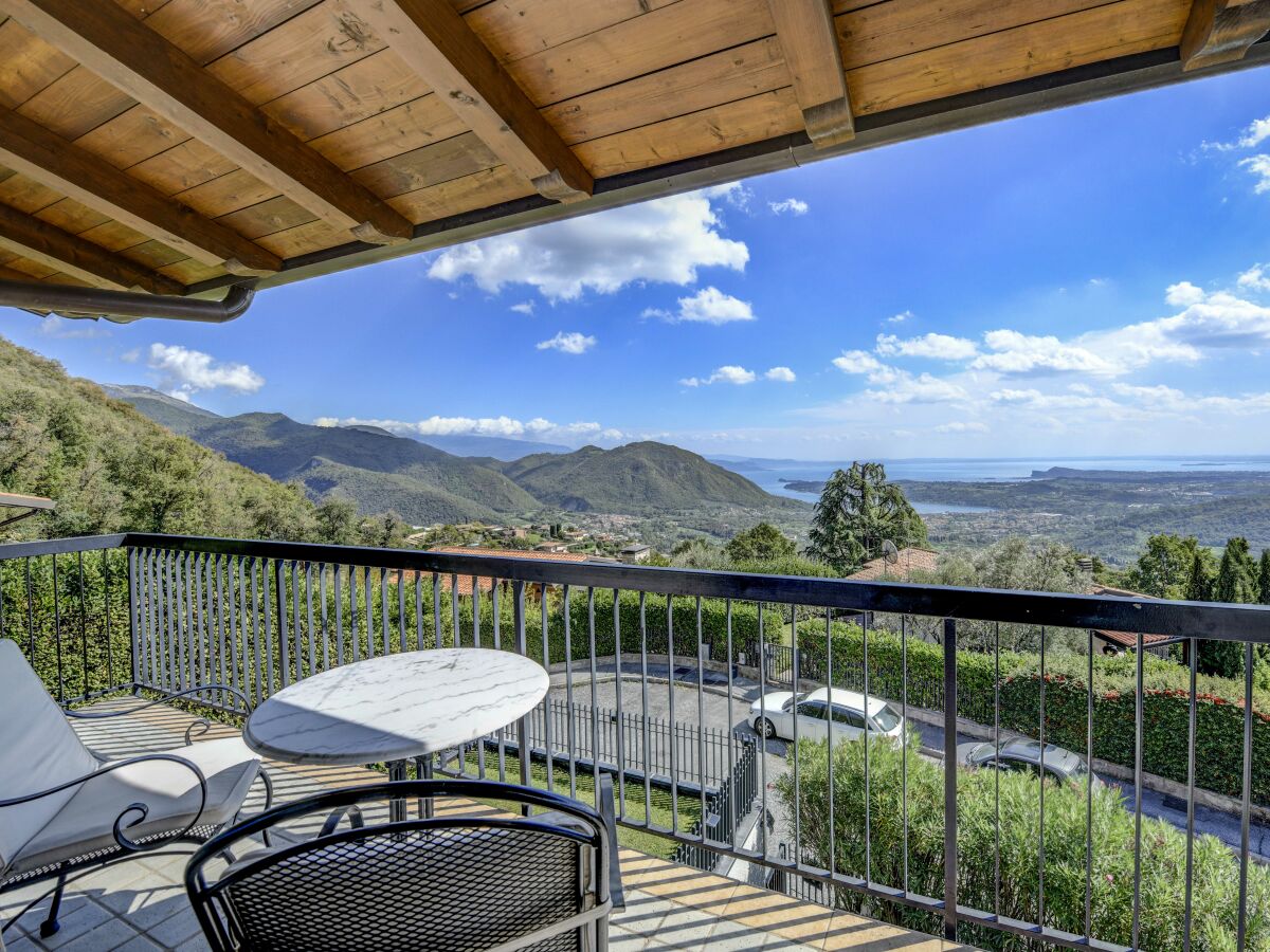 Balkon mit Blick nach Saló und Manerba