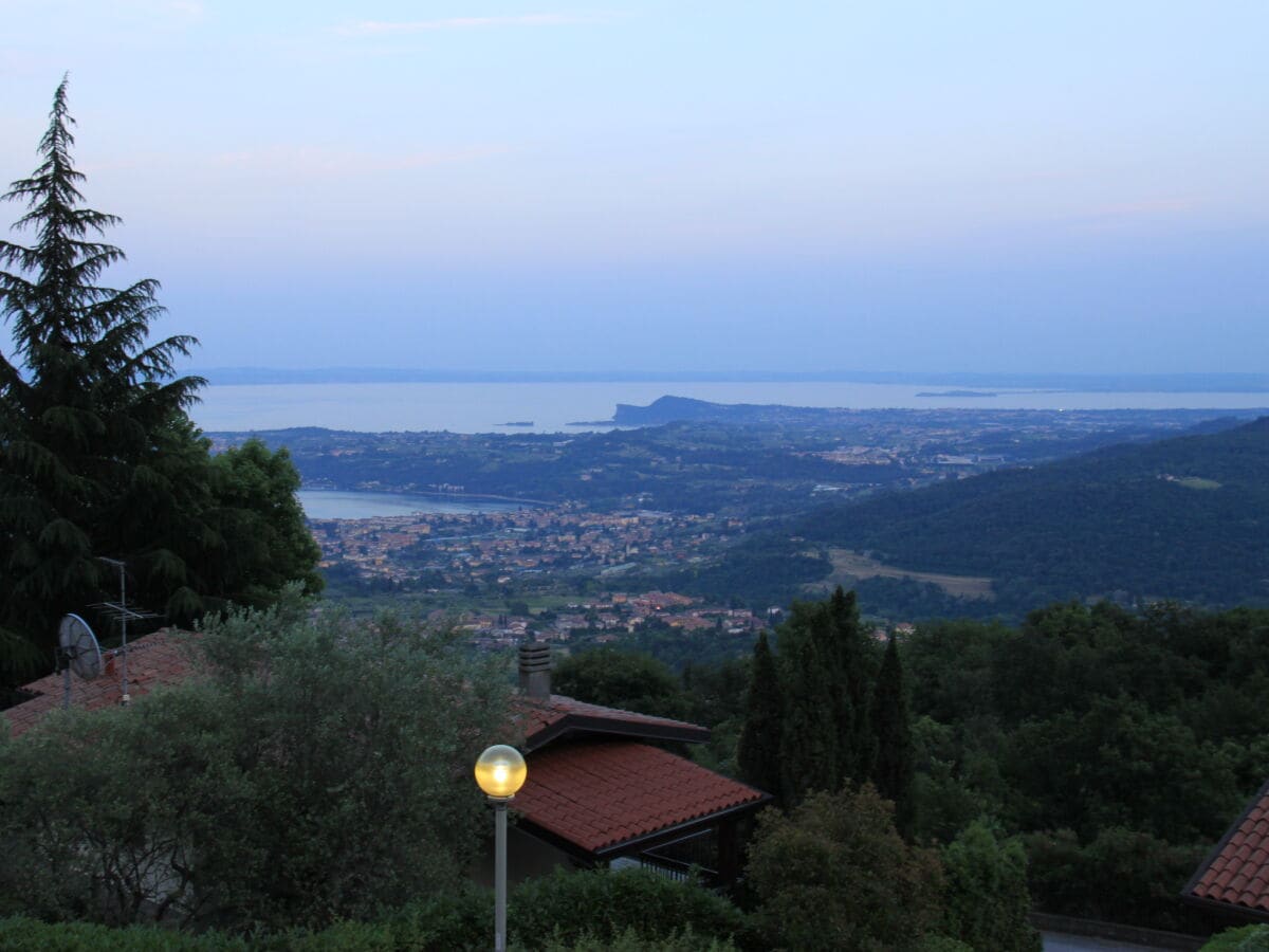 Abendstimmung über dem See von der Terrasse