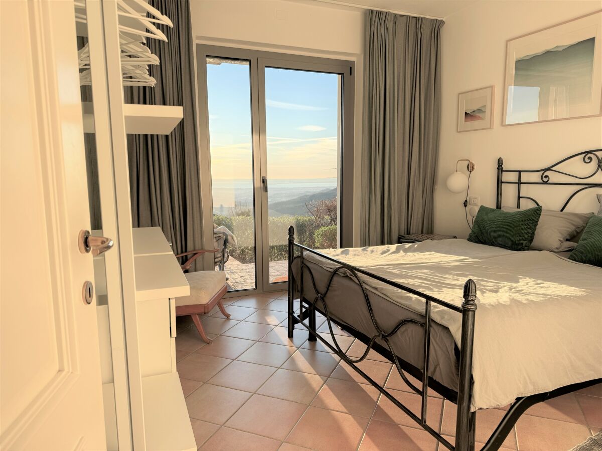 2. Schlafzimmer mit Blick auf den Gardasee und Terrasse