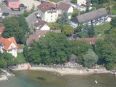 Unser Haus: hinten "Haus Erika", vorne Strand