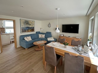 Wohnzimmer mit Esstisch