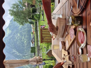 Brotzeit auf der Terrasse