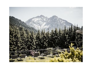 Liegewiese mit Bergblick