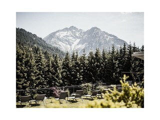 Liegewiese mit Bergblick