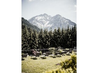 Liegewiese mit Bergblick