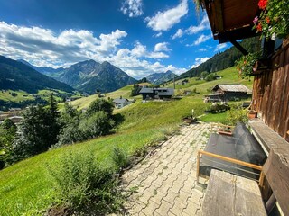 Sofa und Bank mit Blick ins Dorf und in die Berge