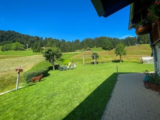 Ausblick in den Garten von der Haustüre