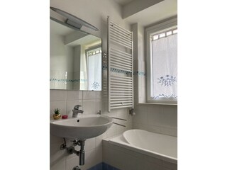Waschbecken im ersten Badezimmer