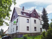 Unser Haus im Sommer, Parkplatz vor der FW