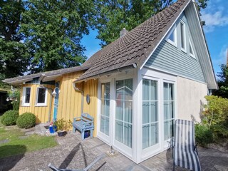 Front mit Terrasse