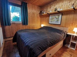 Schlafzimmer mit Doppelbett