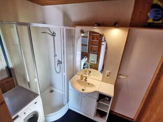 Bad mit Dusche und Waschmaschine