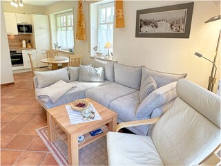 Couch und Blick in die Küche