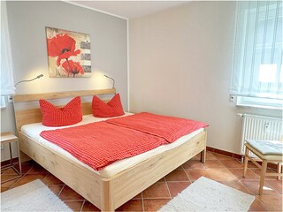 Schlafzimmer mit Doppelbett (Bettwäsche zubuchbar)