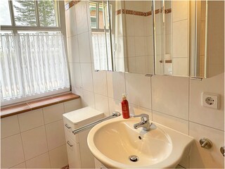 Bad mit Dusche, WC und Waschbecken