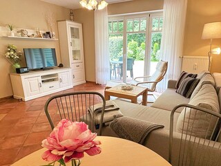 Wohnraum mit Zugang zur großen Terrasse
