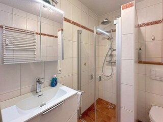 Bad mit Dusche, Wc und Waschbecken