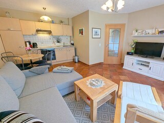 Überblick Wohnraum mit Küchenzeile