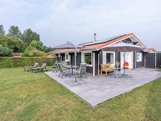 Der große, eingezäunte Garten