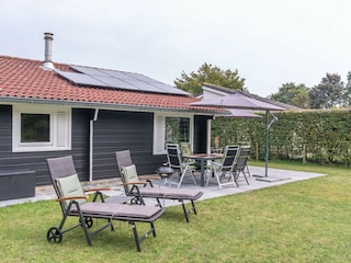 Der große, sonnige Garten mit Sonnenliegen