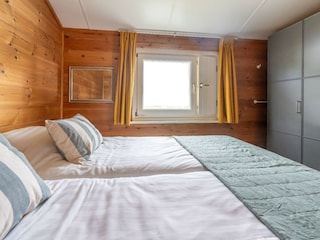 Schlafzimmer 1 mit 2 Einzel Boxsprings und Schrank
