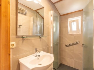 Badezimmer mit Dusche und Waschbecken