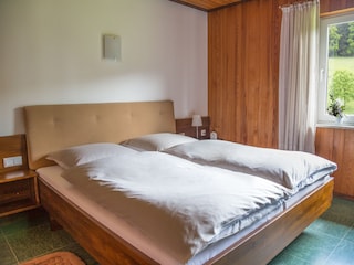 Schlafzimmer mit Doppelbett