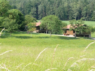 Ansicht mit Spielplatz und Sitzgruppen