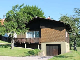 FH 1 Südseite mit Balkon und Garageneinfahrt