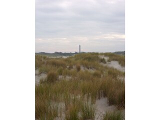 Blick durch die Dünen zum Leuchtturm