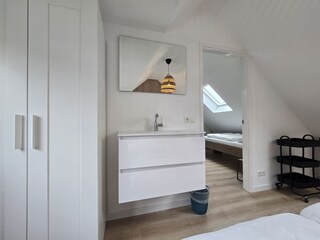 Schlafzimmer mit Waschbecke