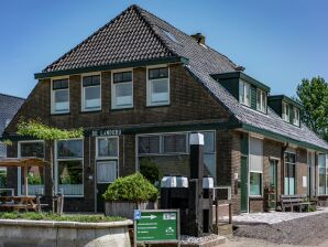 Geräumiges Ferienhaus am See in Friesland - Munnekeburen - image1