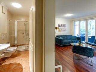 Wohnzimmer und Duschbad