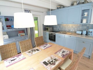 Esstisch mit Küchenzeile