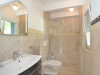 Badezimmer mit ebenerdiger Dusche im EG