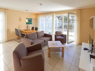 Wohnzimmer mit Balkon