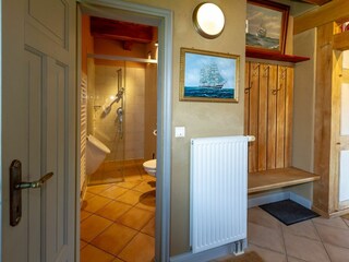 Flur und Badezimmer im EG