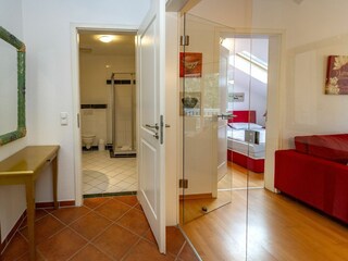 Flur mit Blick ins Wohnzimmer und Badezimmer