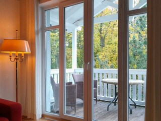 Wohnzimmer mit Balkon