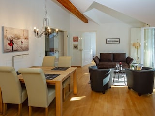 Wohnzimmer mit Esstisch