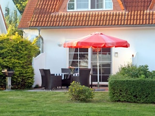 Hausansicht mit Terrasse und Liegewiese